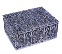 1103.  378 grams. Cofre de plata de decoración repujada, de arcos con escudos y aves, perros y animales fantásticos.Ausburgo, Alemania, S. XVIII - XIX.