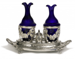 407.  Recado de vinagreras en plata francesa y frascos de cristal azul.Pierre Vaillieres, Paris, 1784..