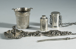 900.  Crismera de plata con cadena Zaragoza, Estradah. 1750.