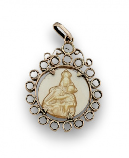 38.   Medalla colgante de Virgen en nácar con orla de zafiros blancos .