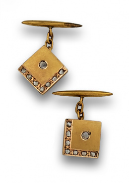 60.  Gemelos de pp s.XX de cuadrados con diamantes y  en oro mate de 18K.