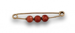 23.  Alfiler con cuentas de coral en oro de 18K.