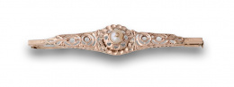 581.  Broche barra s XIX con perla y zafiros blancos con diseño calado,en oro de 18K.