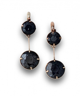 557.  Pendientes largos de metal dorado y símil zafiros pps. s XX.