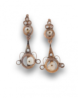 609.  Pendientes largos s.XIX con perlas de aljófar y zafiros blancos en oro bajo.