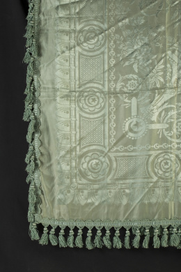 824.  Colcha en seda de raso verde.Trabajo español, pp. del S. XX.