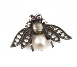194.  Broche en forma de abeja con perla cultivada ,zafiros blancos en las alas y ojos de rubí 