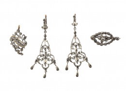 2.  Conjunto  de pendientes largos de plata y strass, y broche y colgante de diamantes oro y plata  S. XVIII-XIX