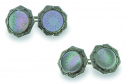 126.  Gemelos dobles de pp. S. XX en plata y nácar con flor grabada y marco octogonal