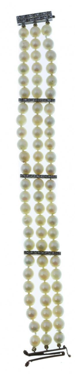 142.  Brazalete de tres hilos de perlas cultivas con barras diamantes, y en cierre dos bandas con diamantes en el cierre 