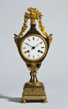 1232.  Reloj Imperio en bronce dorado.Trabajo francés, pp. del S. XIX.