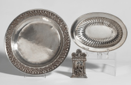 981.  Fuente honda en plata gallonada, S. XX..