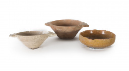 1426.  Dos escudillas de orejas en barro, Manises, S. XV y un cuenco de cerámica esmaltada..