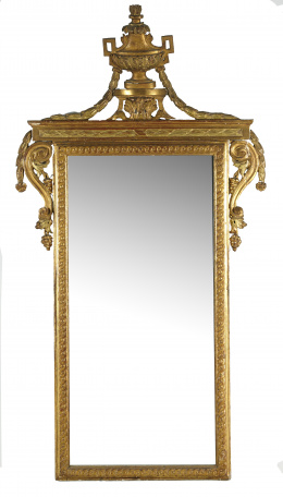 1013.  Gran espejo Carlos IV en madera tallada y dorada.Trabajo español, último cuarto del S. XVIII.