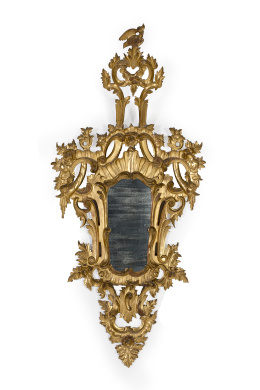 987.  Cornucopia Carlos III en madera tallada, calada y dorada. España, S. XVIII.