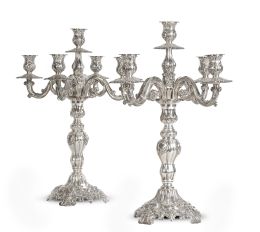 695.  Pareja de candelabros de plata de cinco brazos de luz, con decoración repujada de frutos.España, segunda mitad del S. XX.