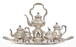 1206.  Juego de café y té de plata repujada decorado con flores. Con marcas.S. XX.