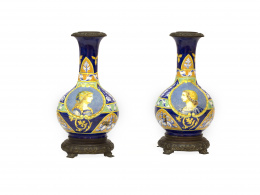 613.  Pareja de quinqués, transformados en lámparas de cerámica esmaltada, siguiendo modelos del S. XVI.Trabajo francés, h. 1900.
