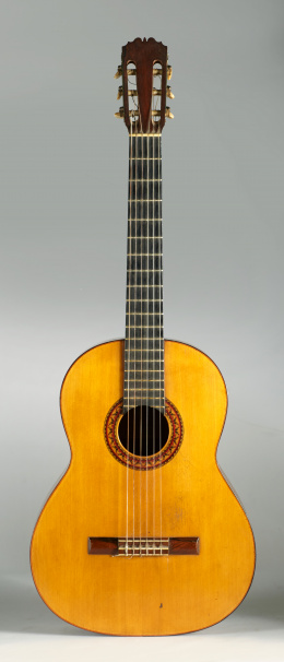 1130.  Anselmo Solar González, luthier,Guitarra española, S. XXCon etiqueta interior que reza: “Construido bajo la dirección de Luis Maravilla, año 1962, A. Solar González”.