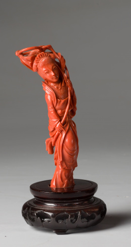 548.  Figura femenina. Escultura coral rojo tallado. China primer tercio S. XX.