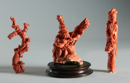 1167.  “Dama con abanico y cesto de flores” en coral rojo tallado.China primer tercio S. XX.