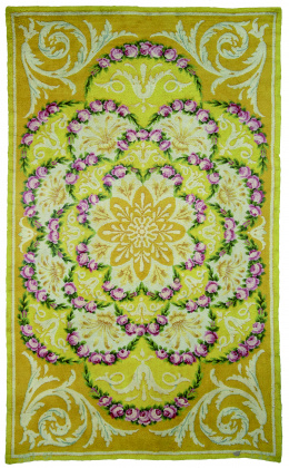 1057.  Alfombra en lana de campo amarillo y guirnaldas de rosas y roleos de hojas, firmada: R.F.T. MD 1961.