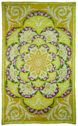 1057.  Alfombra en lana de campo amarillo y guirnaldas de rosas y roleos de hojas, firmada: R.F.T. MD 1961.