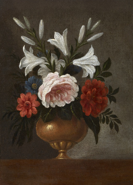 2048.  PEDRO DE CAMPROBÍN (Almagro, 1605- Sevilla, 1677)“Jarrón de cobre dorado con una peonía, una anémona, rosa y dos varas de azucena sobre mesa de madera”.