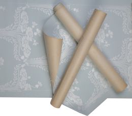 1236.  Lote de quince rollos de papel pintado Art Nouveau en azul y blanco, con flores.Francia, h, 1900.