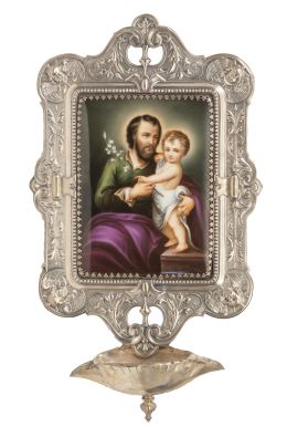 1195.  Benditera de plata repujada y cincelada, el retablillo con placa de porcelana con San José y en Niño pintados.Quizás trabajo alemán, h. 1889.