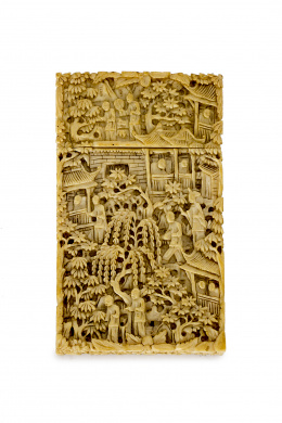 741.  Tarjetero de marfil tallado con escena de la vida cotidiana.Trabajo cantonés, china, mediados del S. XIX.