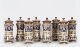 588.  Juego de ocho botes de farmacia de cerámica esmaltada de reflejo metálico o azul de cobalto, de decoración vegetal, sigue modelos decorativos del S. XV.Pp. del S. XX.