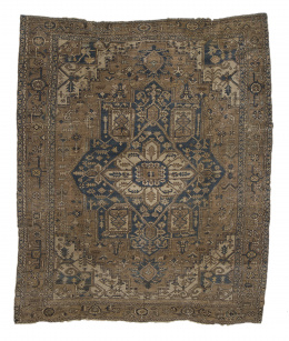 963.  Alfombra en lana con campo marrón y medallón central.Heriz, noroeste de Persia. h. 1850.