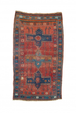 405.  Alfombra Kazak en lana de campo rojo y decoración de flores y cartuchos geométricos.S. XIX..