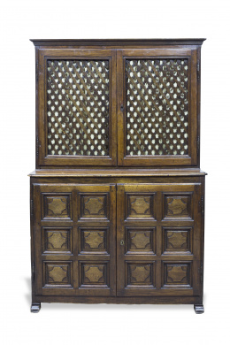 998.  Aparador de madera de conífera, con puertas de celosia.Trabajo español, S. XVIII.