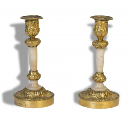 1012.  Pareja de candeleros Luis XVI de bronce dorado y mármol blanco.Trabajo francés, ffs. del S. XVIII.