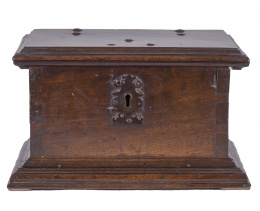 1222.  Cofre de madera de nogal, con cerradura de hierro recortada.Trabajo español, S. XVII.