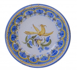 336.  Plato  de cerámica esmaltada con “parladot” sobre flores.Manises, pp. del S. XX.