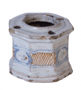 331.  Tintero octogonal con retícula en ocre y florecitas en cartelas.Talavera, primera mitad del S. XIX..