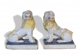 1049.  Pareja de leones sentados de cerámica esmaltada.Francia S. XIX.