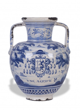 338.  Cántaro de cerámica esmaltada en azul de cobalto con el escudo del Escorial, enmarcado por árboles de pisos.Talavera, S. XX.