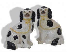 1189.  Pareja de spaniels en loza esmaltada.Staffordshire, Inglaterra, segunda mitad deel S. XIX.