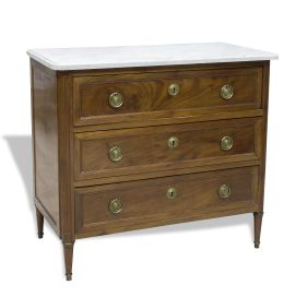 865.  Cómoda de madera de caoba de tres cajones y tapa de mármol.Trabajo francés, h. 1800.