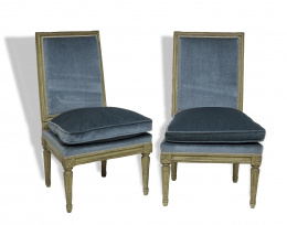 373.  Pareja de sillas Luis XVI de madera tallada y lacada de gris.Trabajo francés, ffs. del S. XIX.