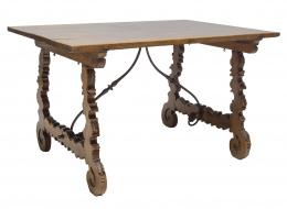 503.  Bufete de madera de nogal, con patas de lira talladas.Trabajo castellano, S. XVII