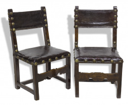 1067.  Pareja de sillas de madera de nogal y respaldo de pie tachonadol.Trabajo español, S. XVII-XVIII.