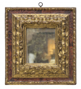 1064.  Espejo de madera tallada, estucada, policromada y dorada.Trabajo español, S. XVII.