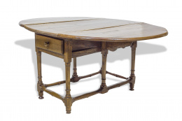 1228.  Mesa de alas con sistema de “gate leg” de madera de nogal.Trabajo español, S. XVIII.