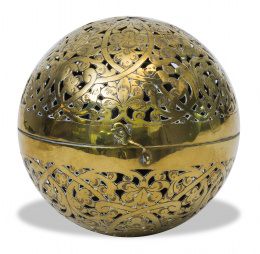 446.  Caja calada esférica con flores grabadas y caladas, para contener esfera armilar.Quizás trabajo holandésS. XVIII - XIX.