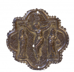 355.  “Crucifixión”Aplique polilobulado de bronce, con restos de dorado, rematado por crestería.Trabajo francés, S. XV - S. XVI..